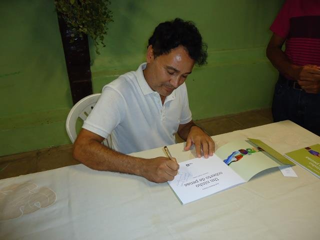 api-modulos/fotos/img/galeria_cat_culturais_496/496/12421/LANÇAMENTO DO LIVRO UM NINHO COBERTO DE PENAS - 28.03.2019 (32).jpg